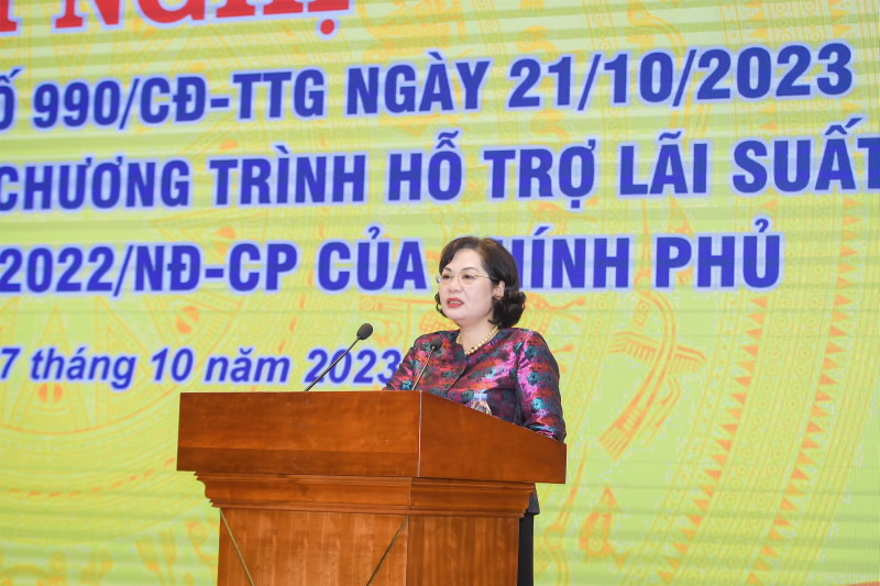 Governor Nguyen Thi Hong speaks at the Conference