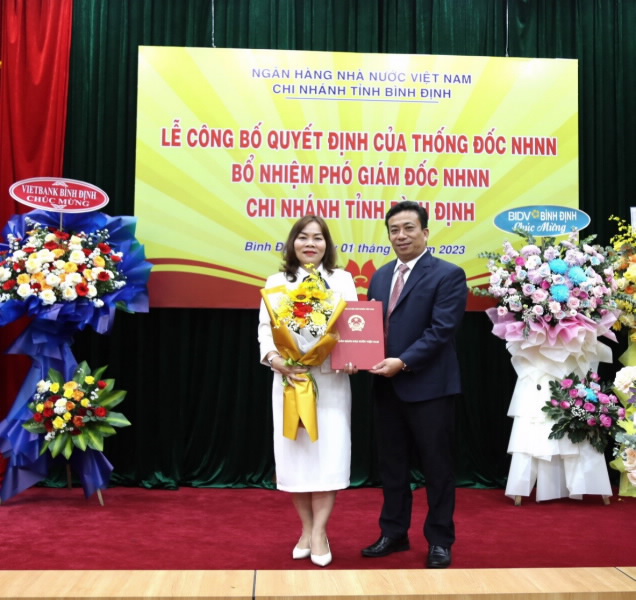 Mr. Nguyen Tra Duong, Director of the SBV – Binh Dinh provincial branch, hands over the SBV Governor’s Appointment Decision to Ms. Nguyen Do Thi Loc