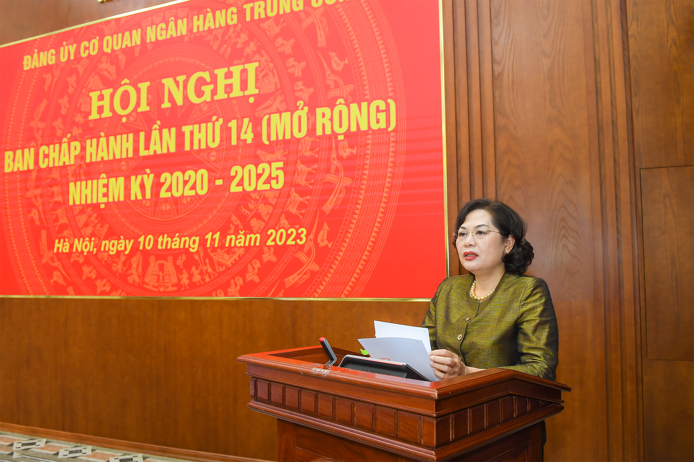 Đồng chí  Nguyễn Thị Hồng Bí thư Đảng ủy cơ quan NHTW  phát biểu tại Hội nghị