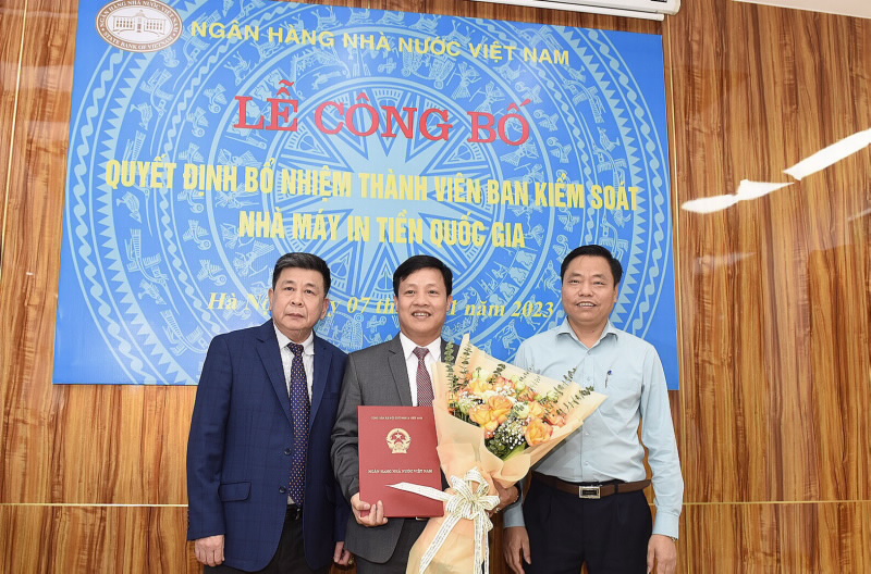 Mr. Nguyen Hong Truong receives the SBV Governor’s Appointment Decision