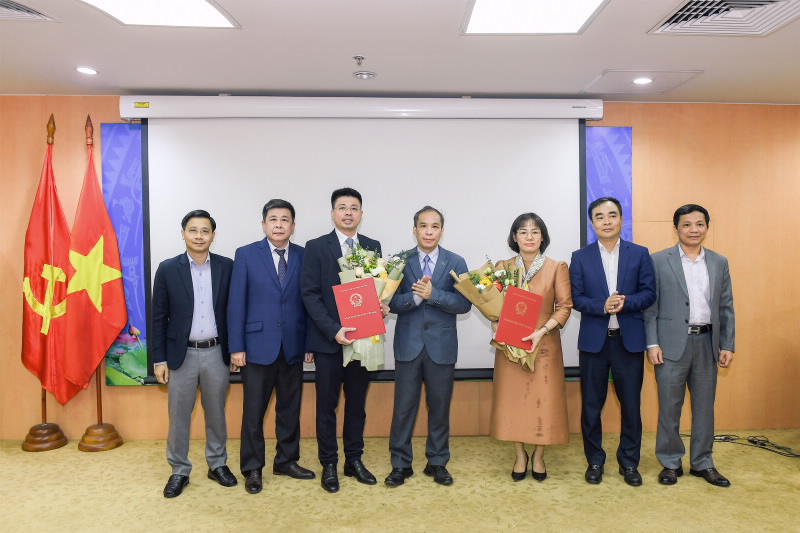 Deputy Governor Doan Thai Son hands over the SBV Governor’s Appointment Decisions to the newly appointed leaders of the Office of the Banking Supervision Agency