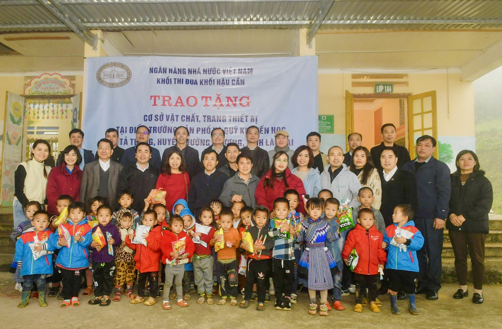 Khối thi đua Khối Hậu cần NHNN trao tặng cơ sở vật chất, trang thiết bị tại xã Tả Thàng