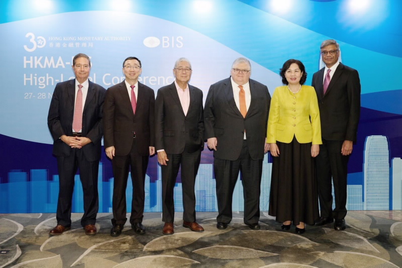 Governor Nguyen Thi Hong and other delegates attending the Conference