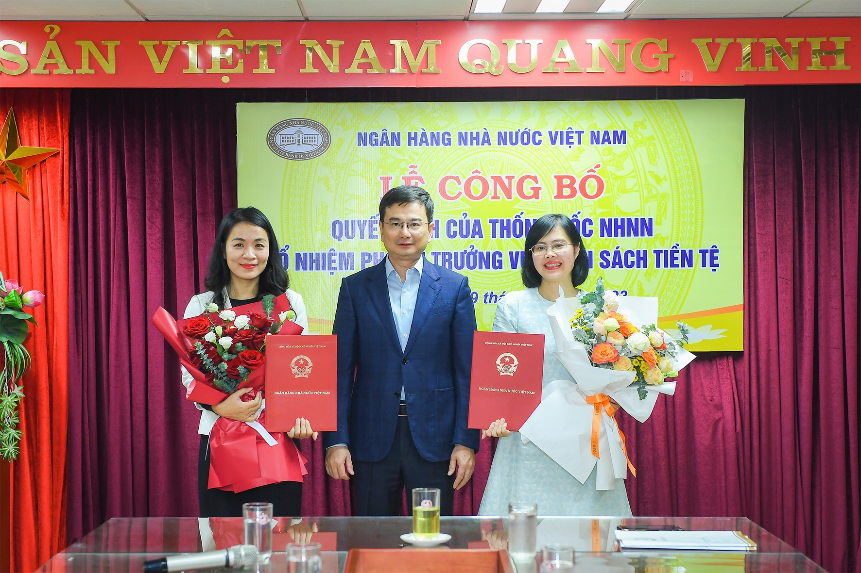Đ/c Nguyễn Linh Phương và Đ/c Mai Thị Trang đón nhận Quyết định bổ nhiệm của Thống đốc NHNN