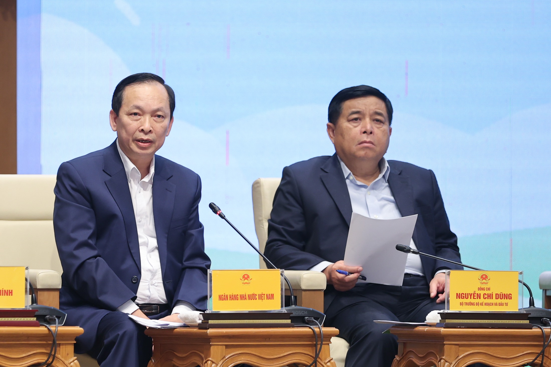 Phó Thống đốc Thường trực NHNN Đào Minh Tú trả lời câu hỏi của nông dân tại Hội nghị