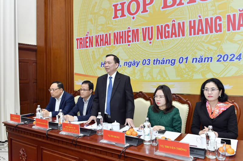 Deputy Governor Dao Minh Tu chairs the Press Conference
