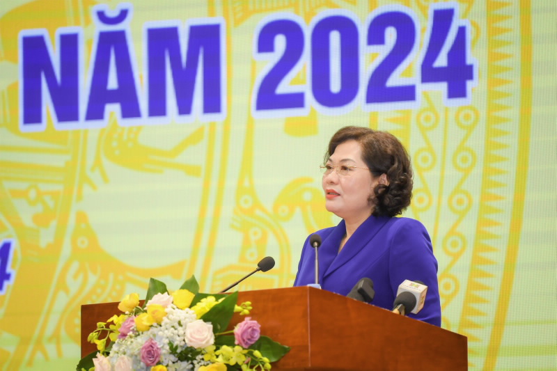 Governor Nguyen Thi Hong delivers an opening speech at the Conference