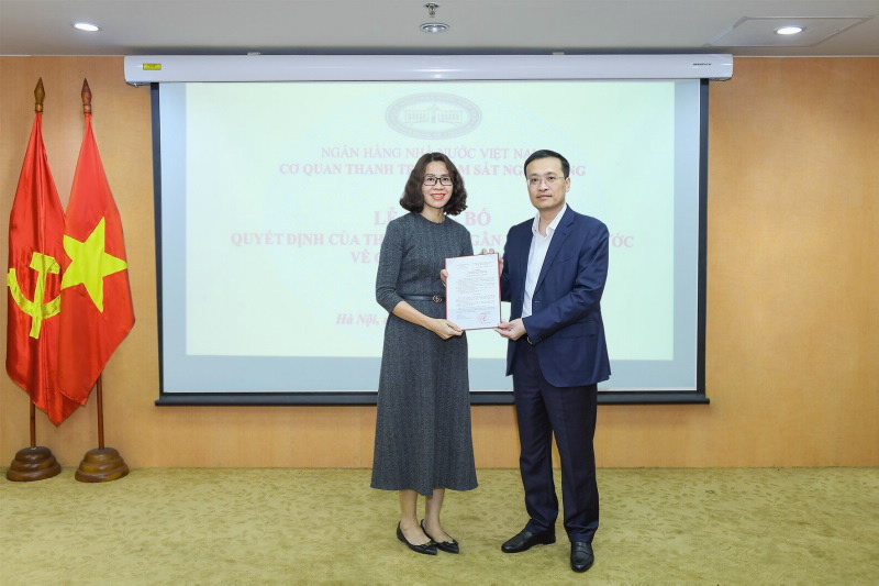 Deputy Governor Pham Quang Dzung hands over the SBV Governor’s Appointment Decision to Ms. Nguyen Thi Thu Huong