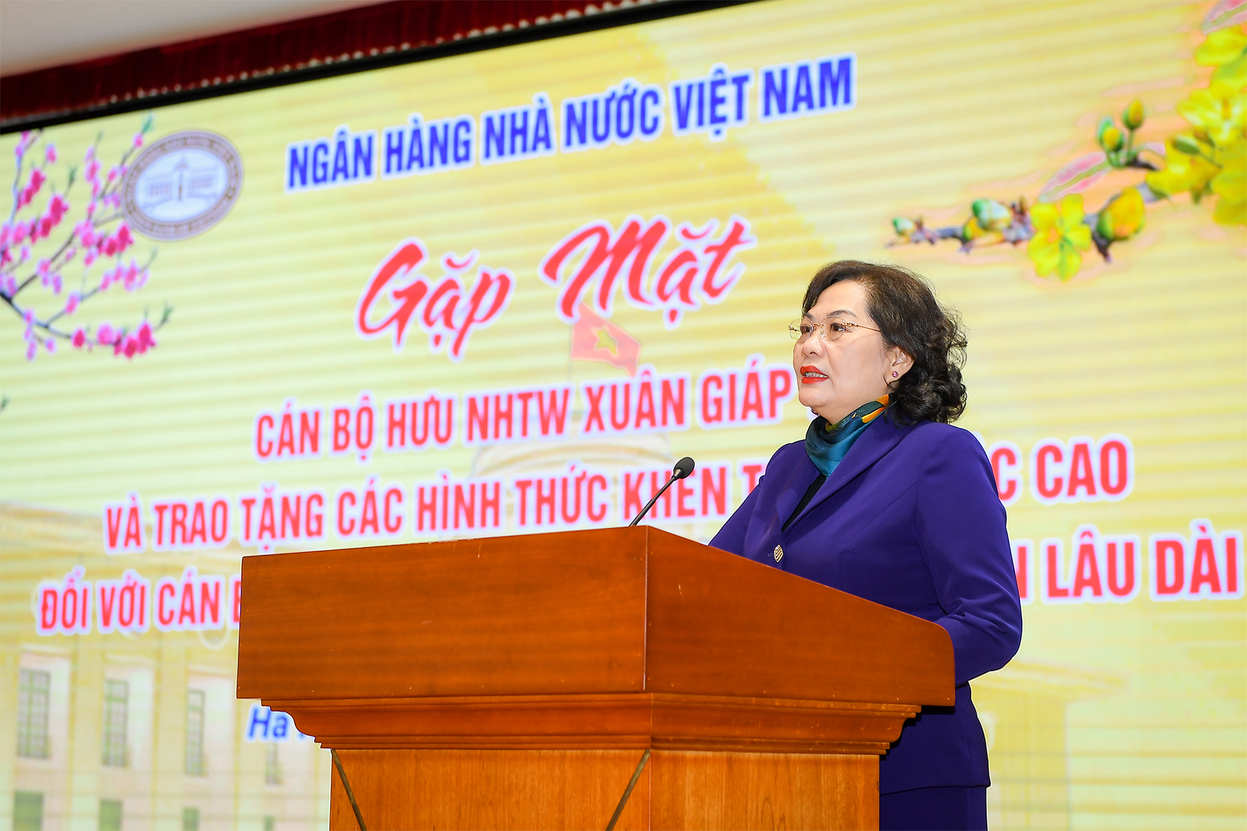 Thống đốc NHNN Nguyễn Thị Hồng phát biểu tại buổi gặp mặt