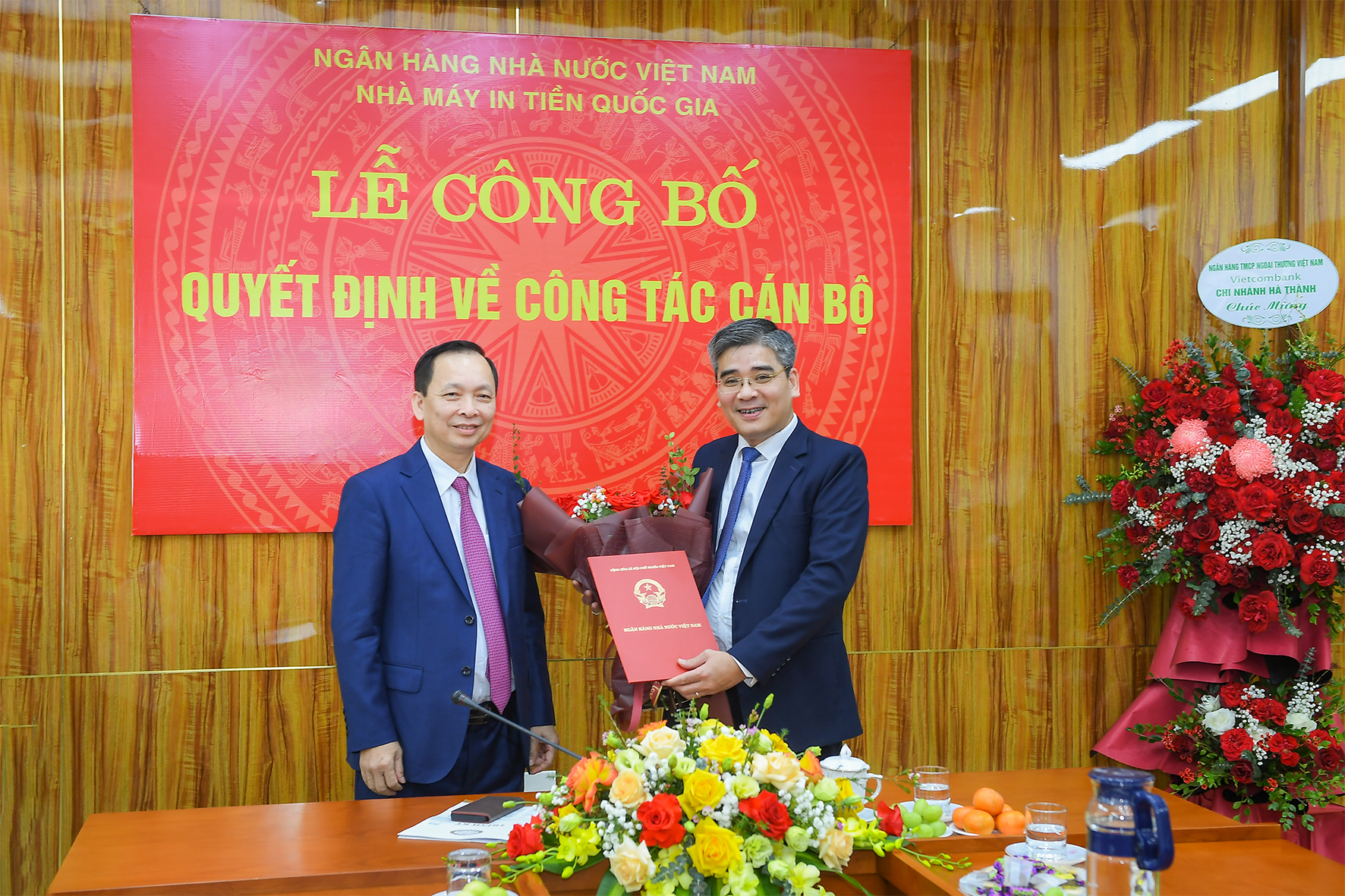 Phó Thống đốc Thường trực Đào Minh Tú trao Quyết định điều động, bổ nhiệm cho Đ/c Nguyễn Đức Cường