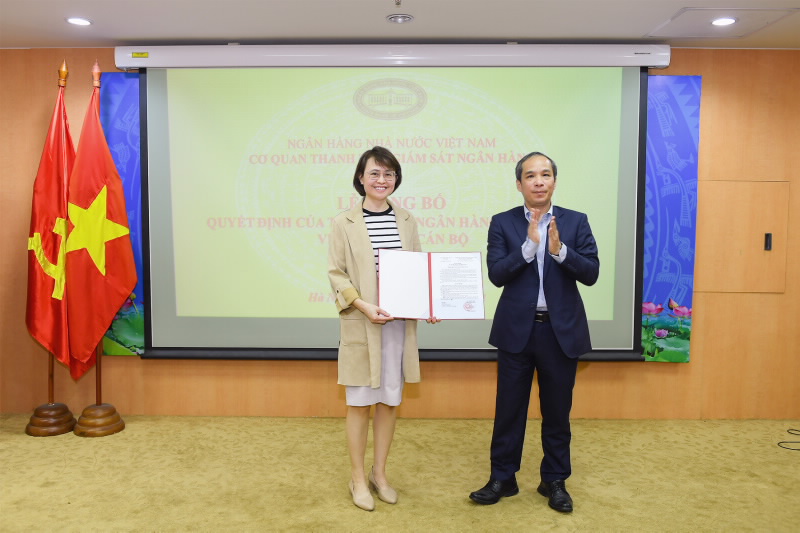 Deputy Governor Doan Thai Son hands over the SBV Governor’s Appointment Decision to Ms. Tran Thi Hoa