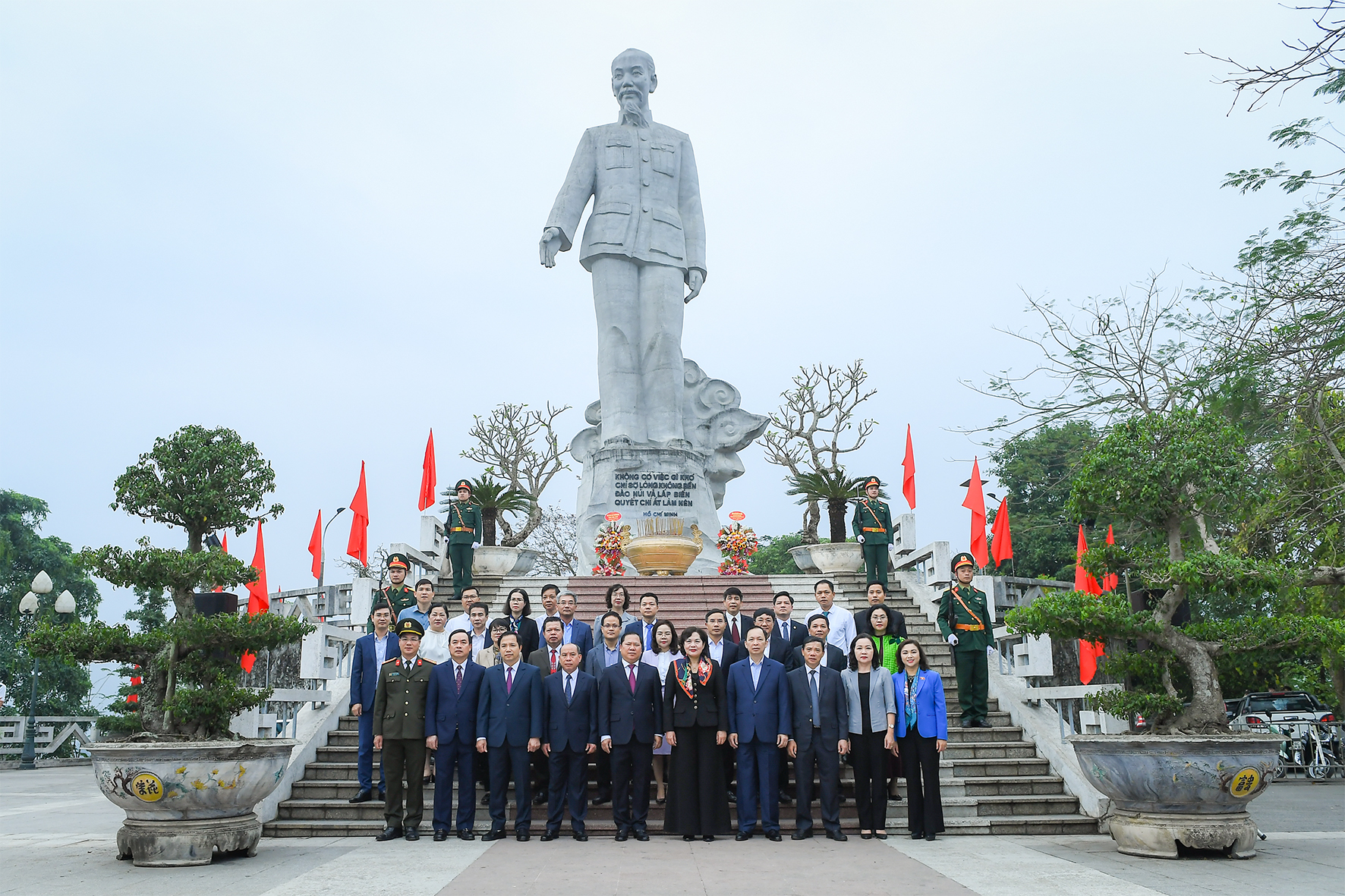 Đoàn công tác cùng các đồng chí Lãnh đạo tỉnh Hòa Bình chụp ảnh lưu niệm