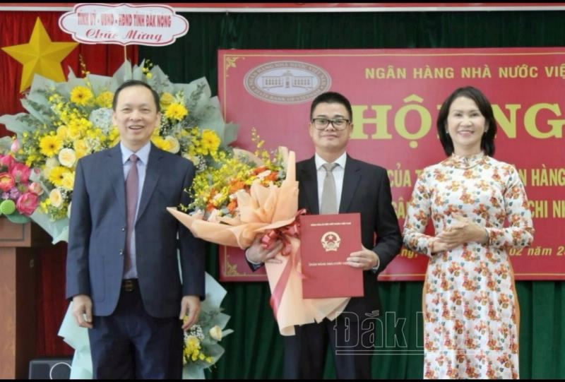 Deputy Governor Dao Minh Tu hands over the SBV Governor’s Appointment Decision to Mr. Pham Thanh Tinh