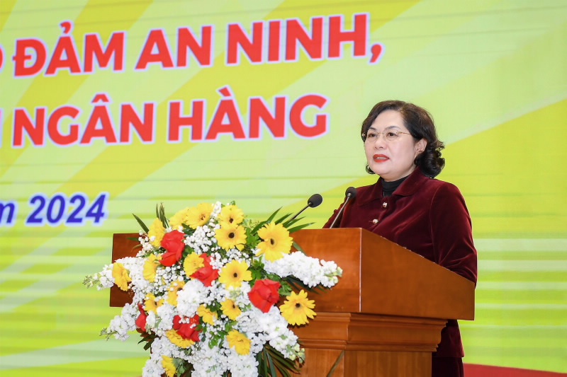 Governor Nguyen Thi Hong speaks at the Conference