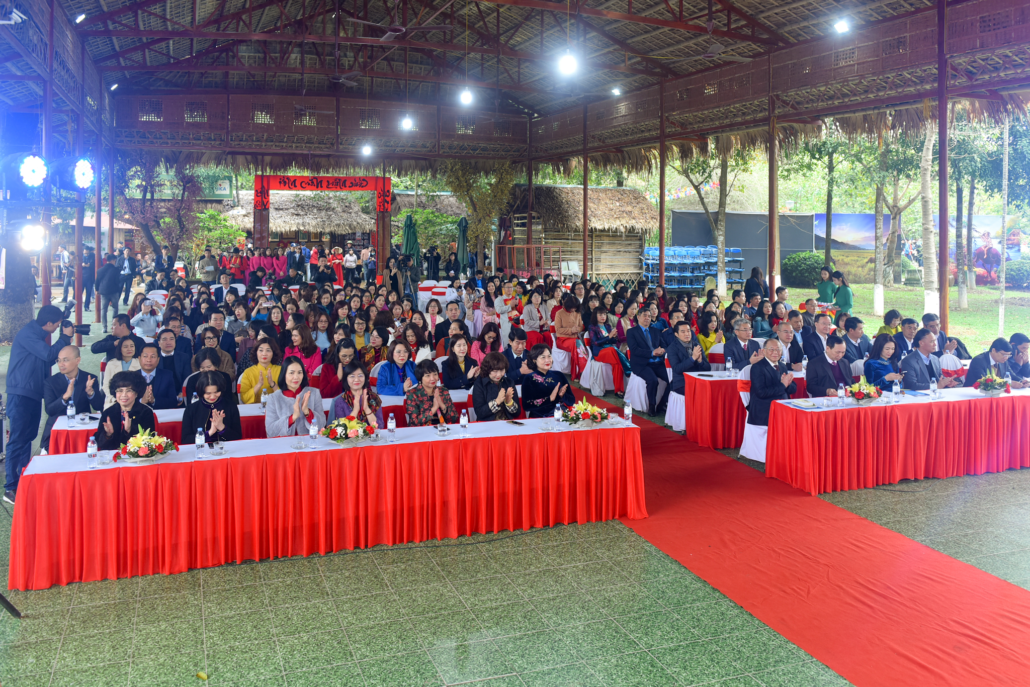 Các đại biểu dự buổi nói chuyện chuyên đề