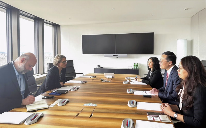 Deputy Governor Pham Quang Dzung discusses with Ms. Andrea Maechler, Deputy General Manager of the BIS