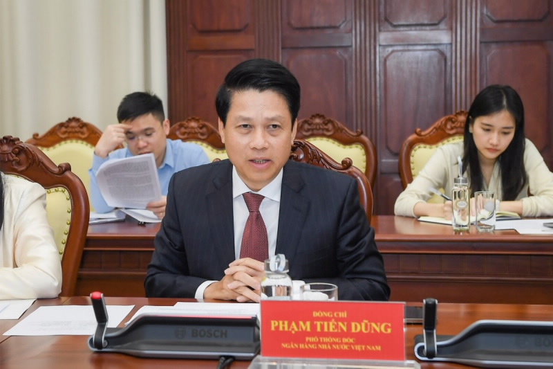 Deputy Governor Pham Tien Dzung speaks at the meeting