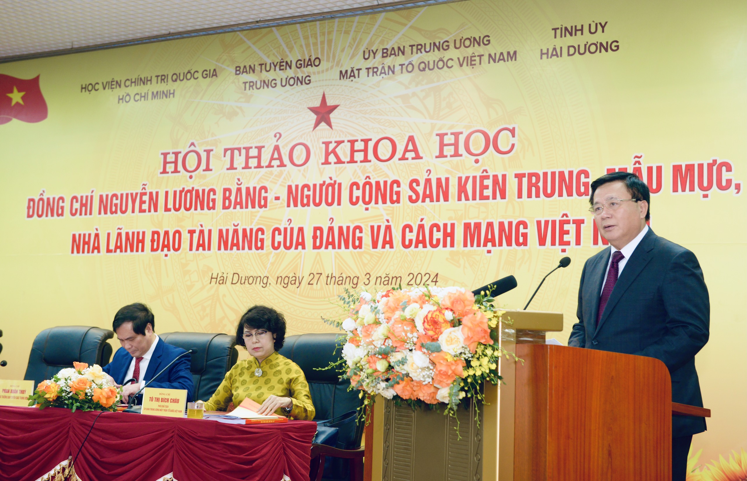 GS, TS Nguyễn Xuân Thắng - Ủy viên Bộ Chính trị, Giám đốc Học viện Chính trị quốc gia Hồ Chí Minh, Chủ tịch Hội đồng Lý luận Trung ương phát biểu khai mạc hội thảo