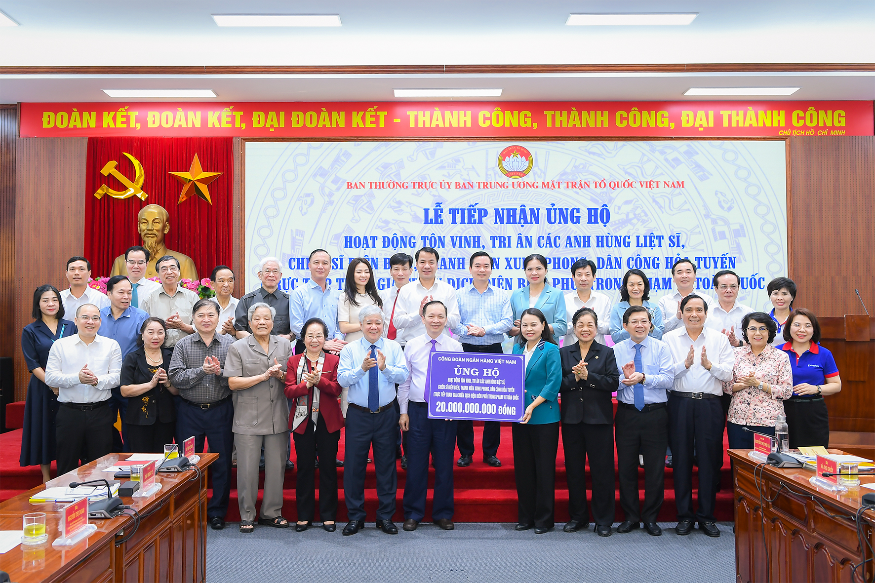 UBTƯ MTTQ Việt Nam tiếp nhận số tiền ủng hộ từ Công đoàn Ngân hàng Việt Nam