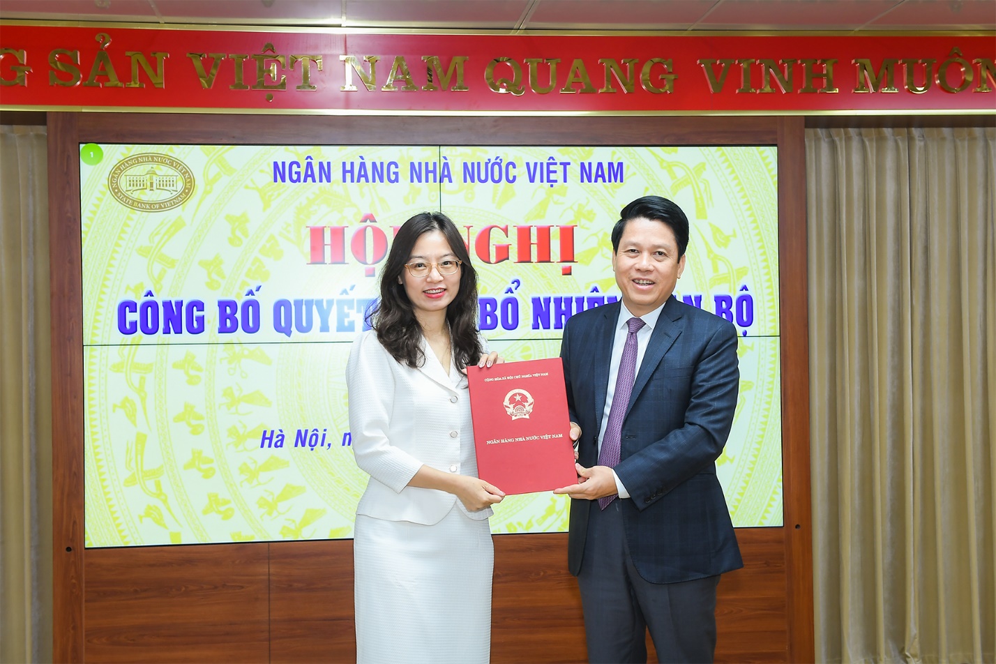 Phó Thống đốc NHNN Phạm Tiến Dũng trao Quyết định bổ nhiệm cho bà Nguyễn Thị Thu