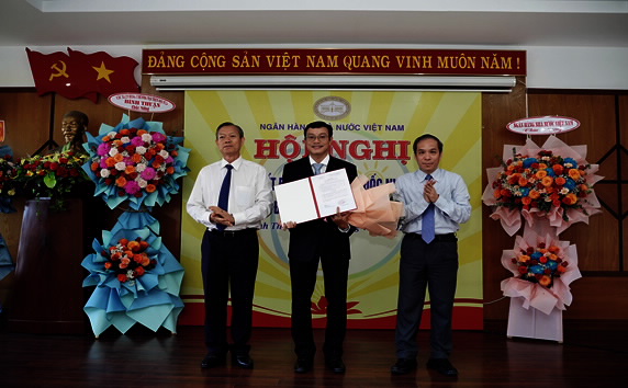 SBV Deputy Governor Doan Thai Son and Mr. Phan Van Dang, First Vice Chairman of Binh Thuan Provincial People’s Committee, congratulate and hand over  the SBV Governor’s Appointment Decision to Mr. Phan Thanh En