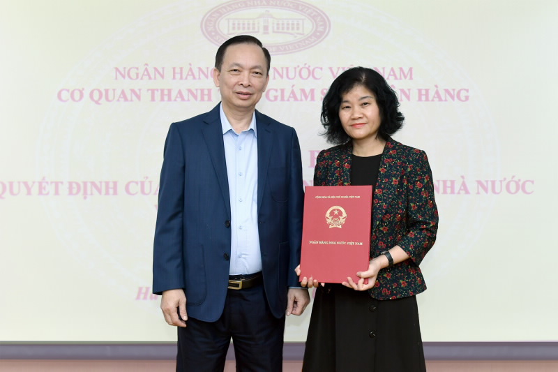 Deputy Governor Dao Minh Tu hands over the SBV Governor’s Appointment Decision to Ms. Ha Thi Thanh Thuy