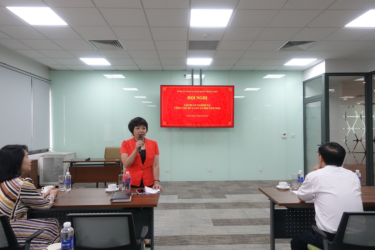 Đồng chí Lê Thị Mai Hương, Phó Bí thư Thường trực Đảng ủy cơ quan NHTW phát biểu tại Hội nghị