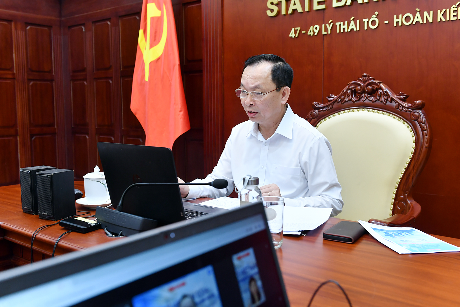 Phó Thống đốc Thường trực NHNN Đào Minh Tú tham dự, phát biểu trực tuyến  tại trụ sở NHNN