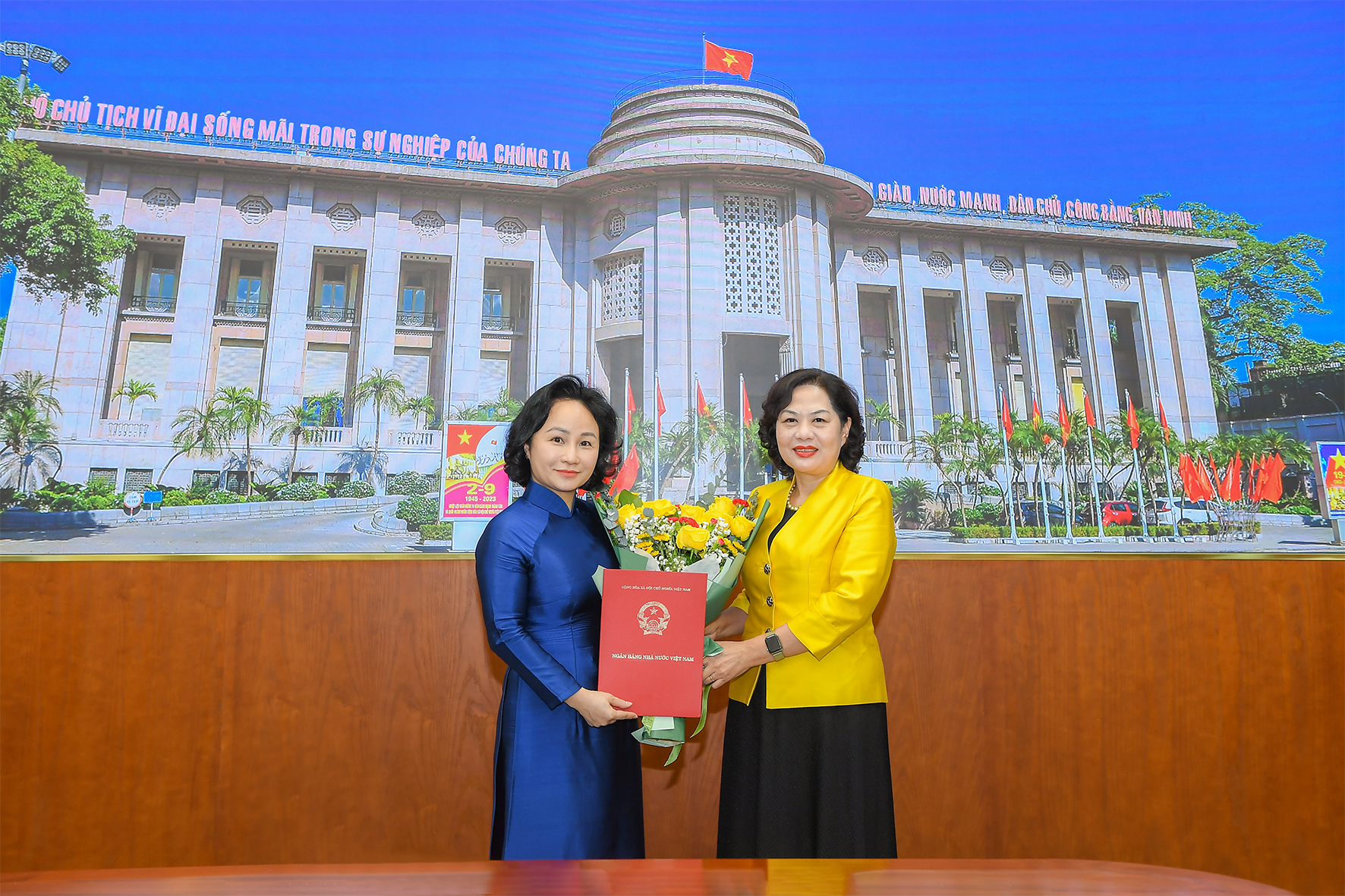 Thống đốc trao Quyết định bổ nhiệm Chánh Văn phòng NHNN
