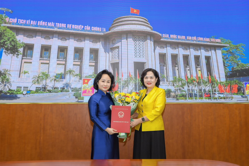 SBV Governor Nguyen Thi Hong hands over the Appointment Decision of Director General of the SBV’s Office to Ms. Tran Thu Huyen