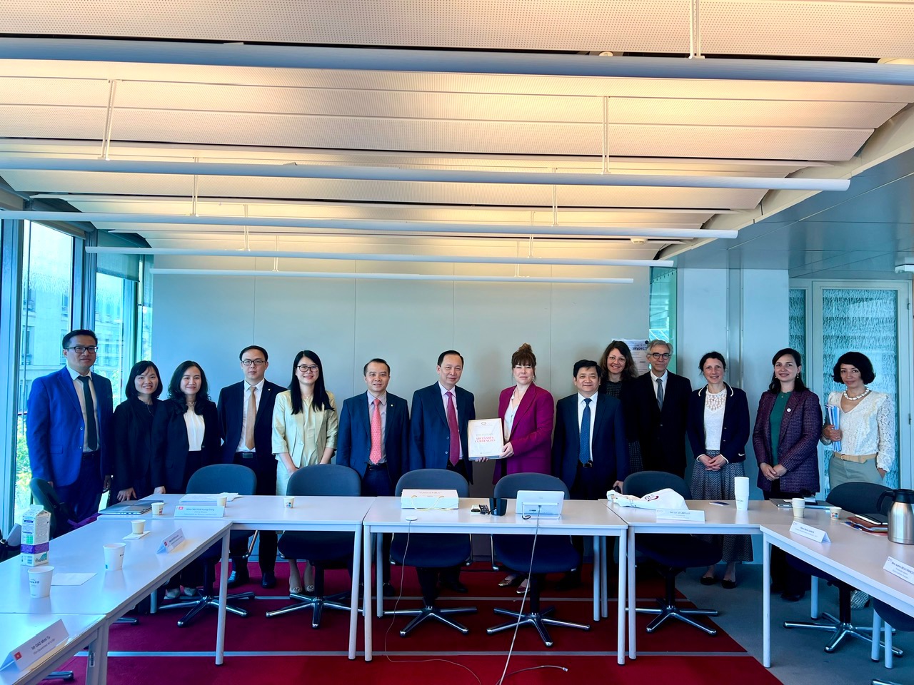 Deputy Governor Dao Minh Tu meets French Development Agency (AFD)