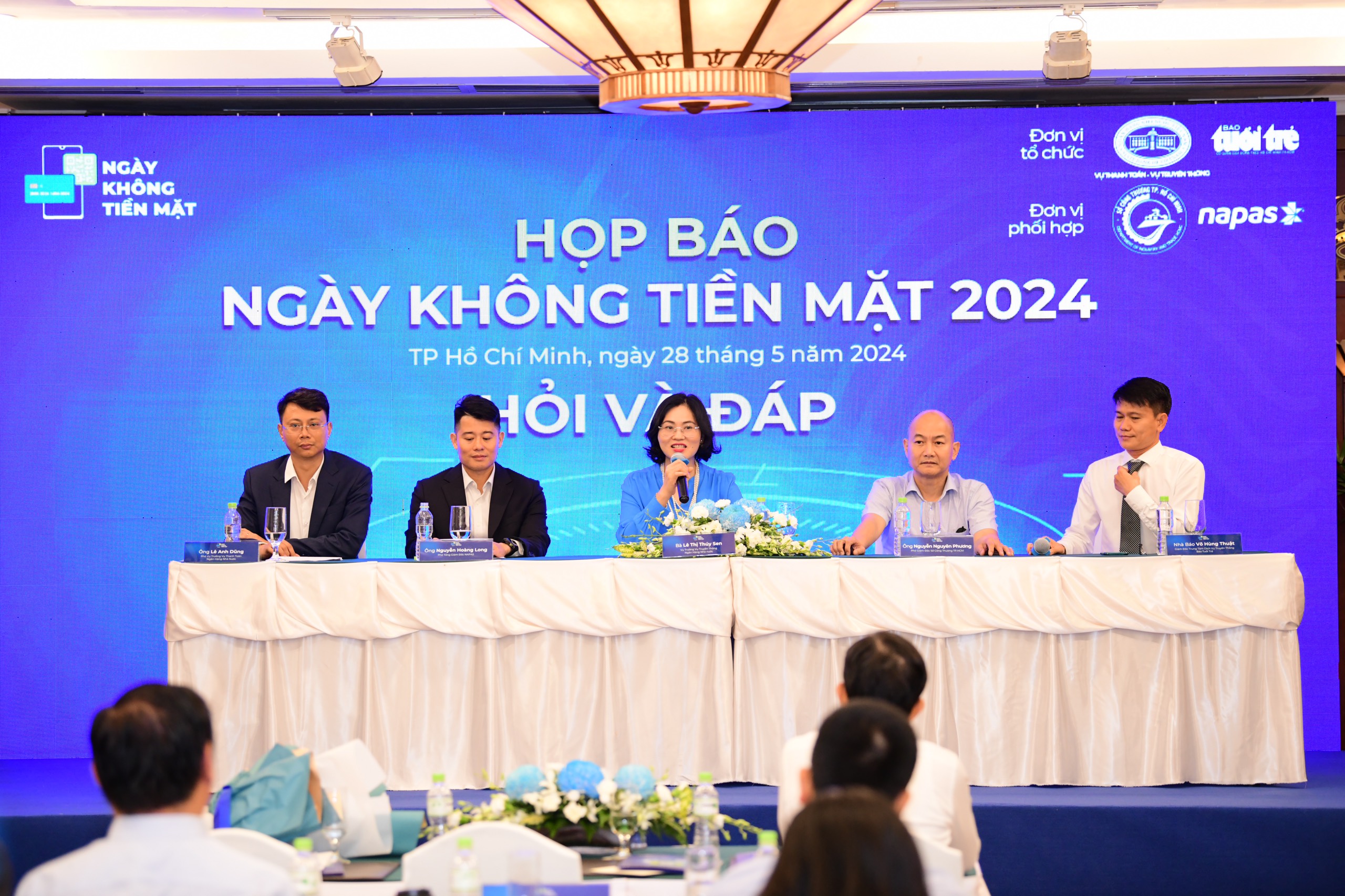 Các đại biểu trả lời báo chí tại Họp báo Ngày không tiền mặt 2024