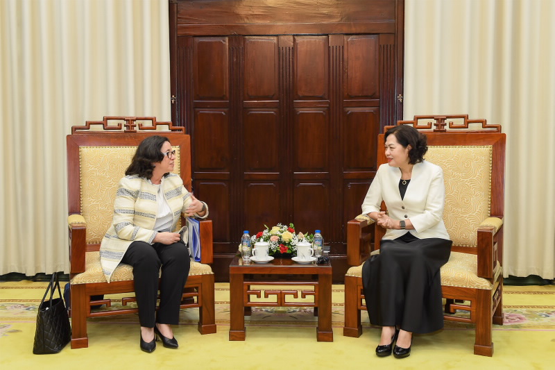 Governor Nguyen Thi Hong meets WB Vice President