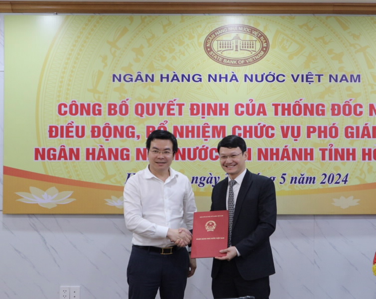 Mr. Dang Duy Cuong, Deputy Director General of the SBV Human Resource Department, hands over the Appointment Decision to Mr. Phan Minh Anh