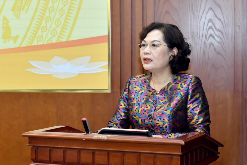 Governor Nguyen Thi Hong delivers a keynote speech at the Conference