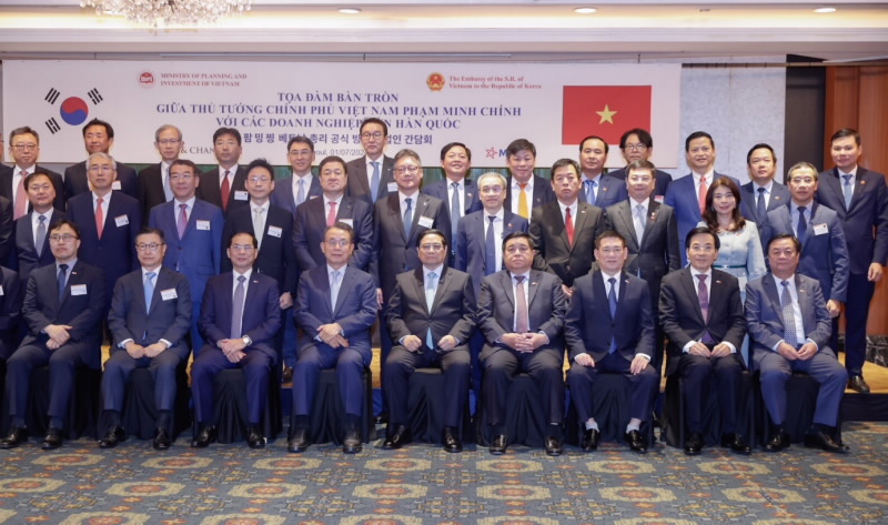 Prime Minister and the participants attending the Roundtable Meeting