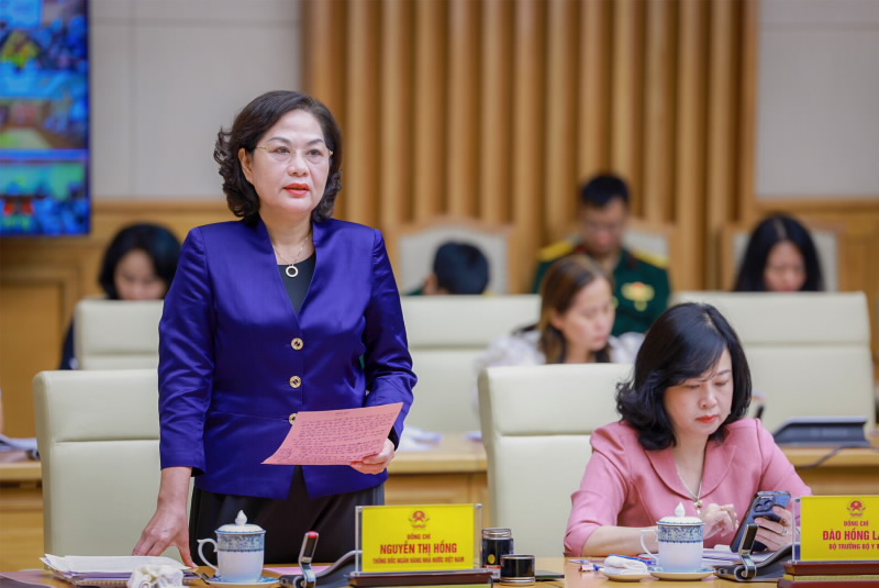 Governor Nguyen Thi Hong speaks at the session.