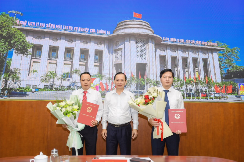 First Deputy Governor Dao Minh Tu hands over the SBV Governor’s Appointment Decisions of two (02) Deputy Directors General of the Communication Department