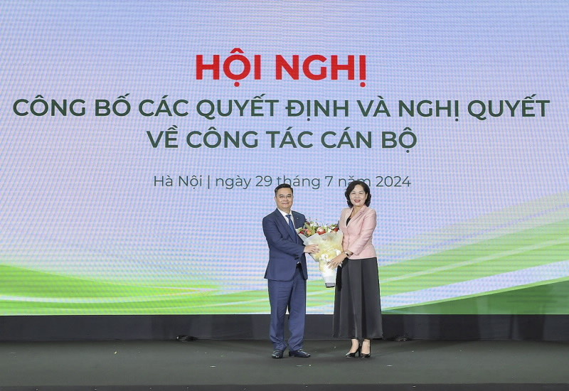 Governor Nguyen Thi Hong congratulates Mr. Nguyen Thanh Tung, the newly appointed Chairman of the Board of Directors at Vietcombank