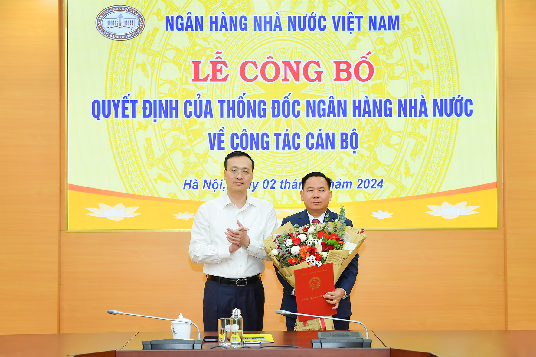 Deputy Governor Pham Quang Dzung hands over the Appointment Decision to Mr. Lai Huu Phuoc