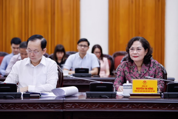 SBV Governor Nguyen Thi Hong and Deputy Governor Dao Minh Tu attend the meeting