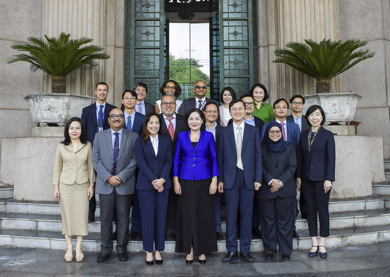 Governor Nguyen Thi Hong meets ADB Executive Directors