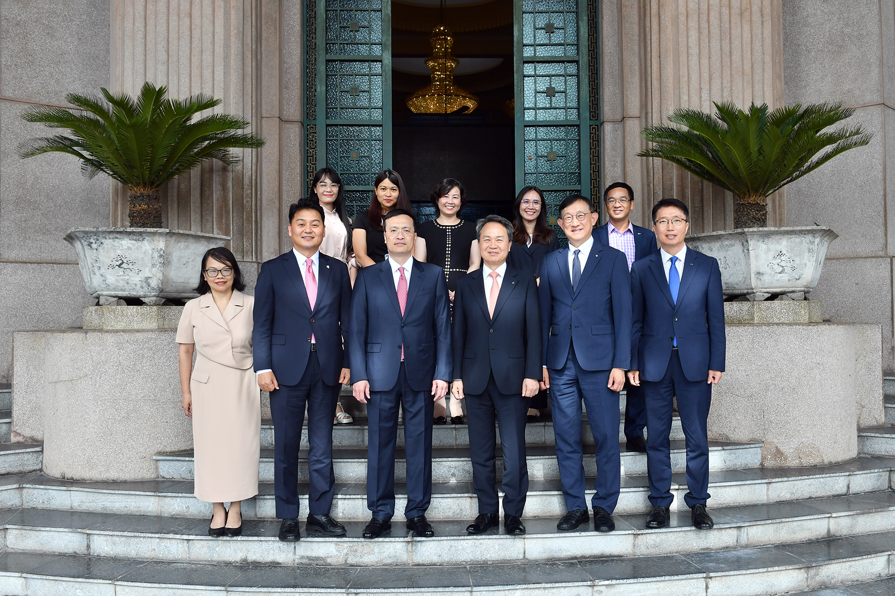 Deputy Governor Pham Quang Dzung and the SFG’s delegation take a photo together