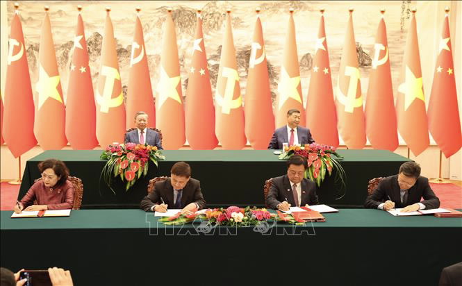 SBV Governor Nguyen Thi Hong and PBC Governor Pan Gongsheng signed the MoU on cooperation