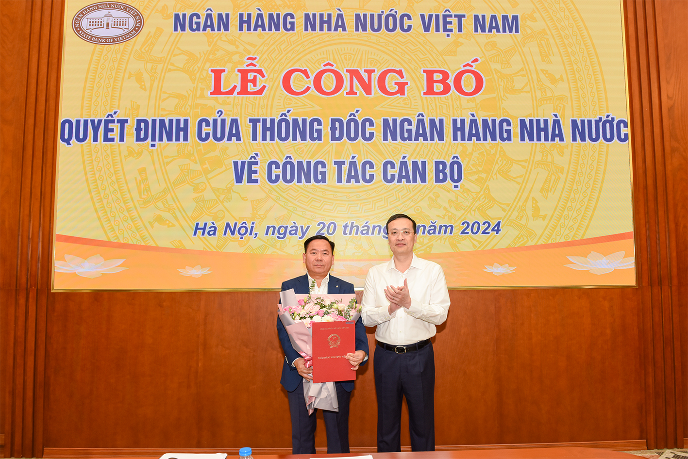 Mr. Lai Huu Phuoc receives the SBV Governor's Decision assigning him as Deputy Chief Inspector in charge of the BSA
