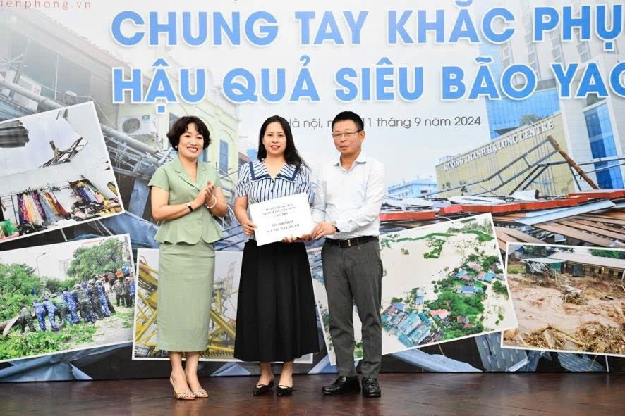 Đoàn Thanh niên NHTW trao tặng số tiền ủng hộ trong buổi kêu gọi của báo Tiền Phong