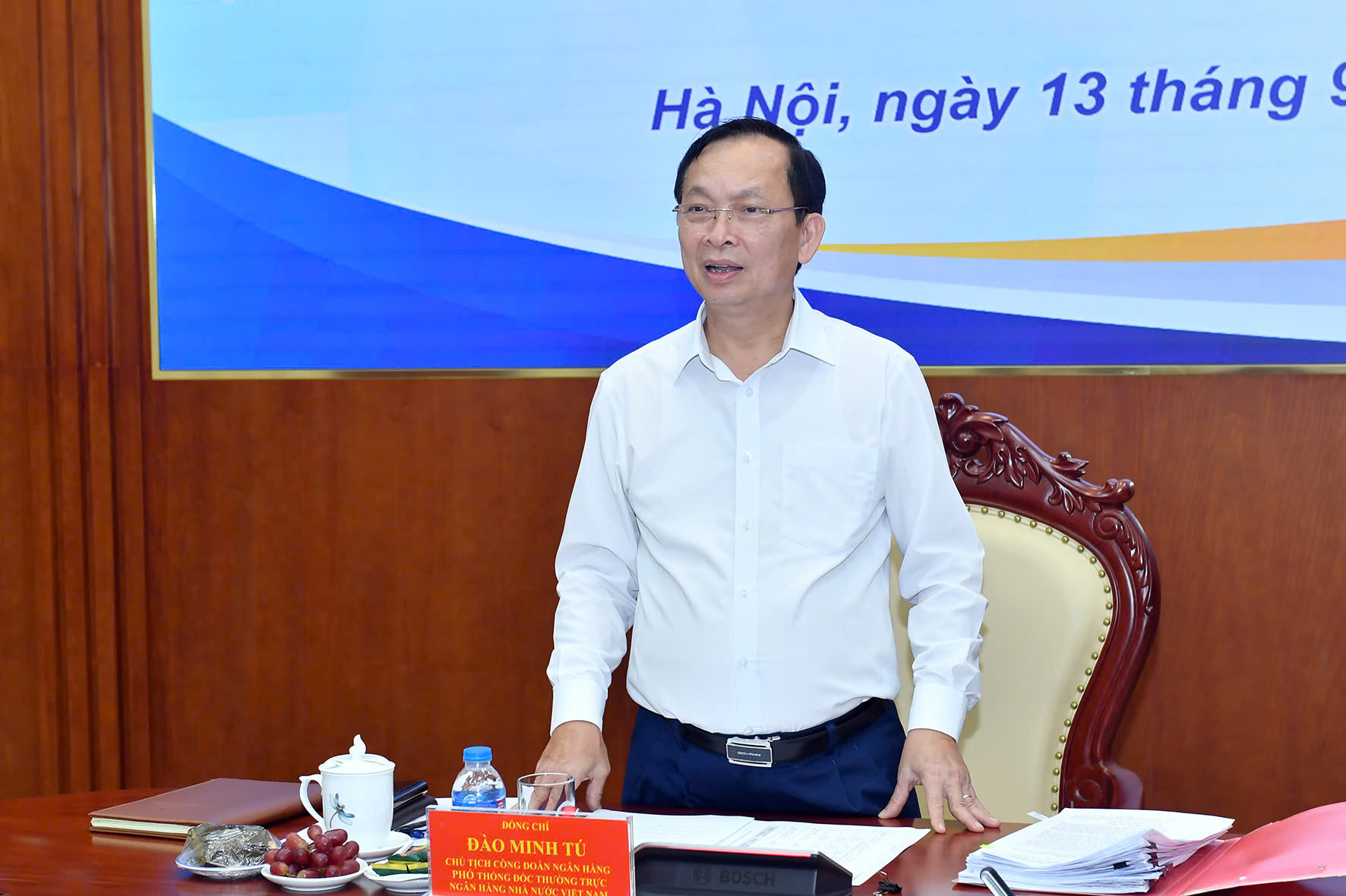 Phó Thống đốc Thường trực Đào Minh Tú - Trưởng ban Chỉ đạo hội thi phát biểu tại cuộc họp