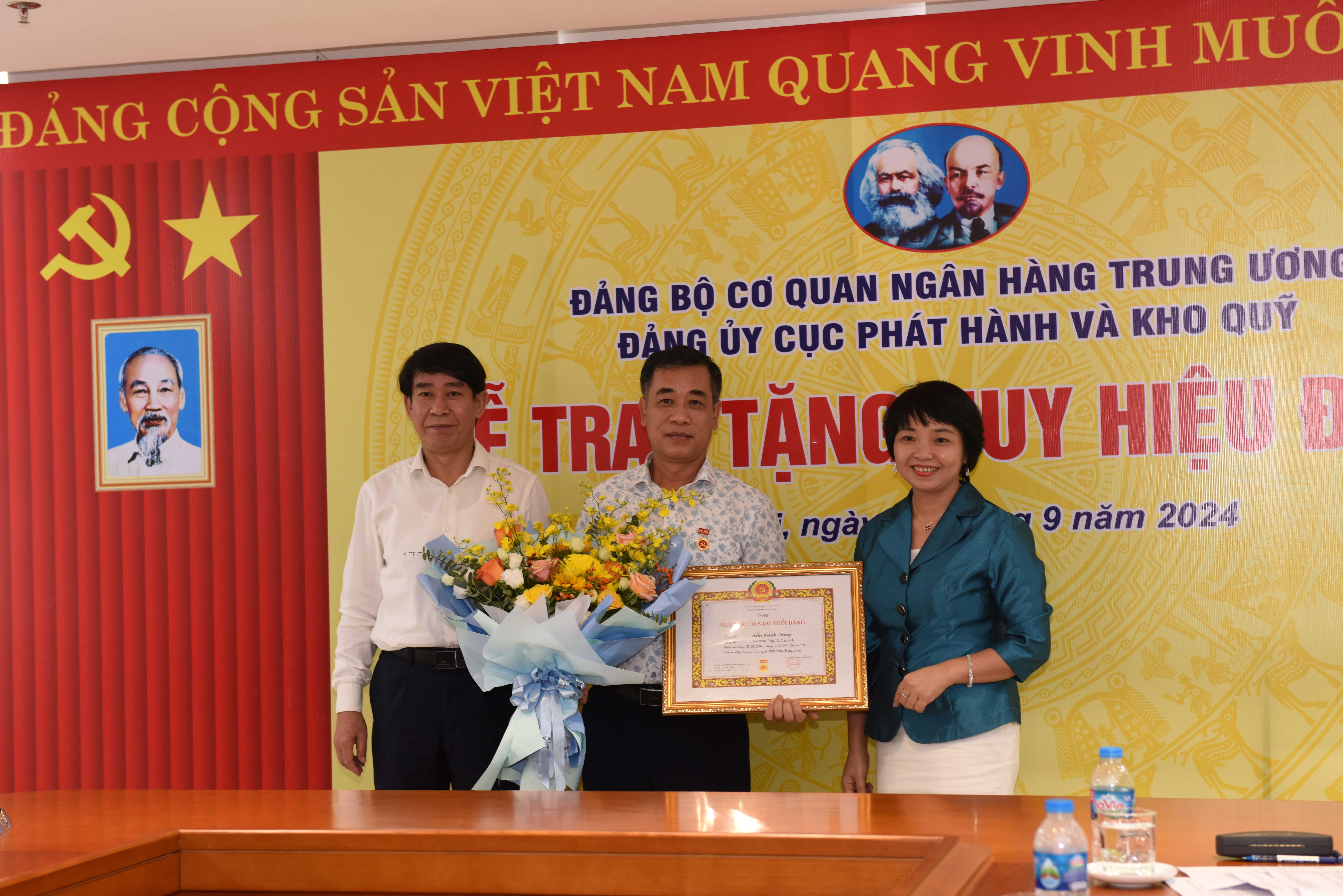 Đảng viên Trần Cảnh Tông đón nhận Huy hiệu 30 năm tuổi Đảng