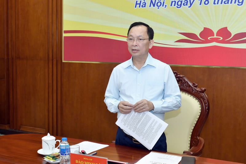 Deputy Governor Dao Minh Tu speaks at the meeting