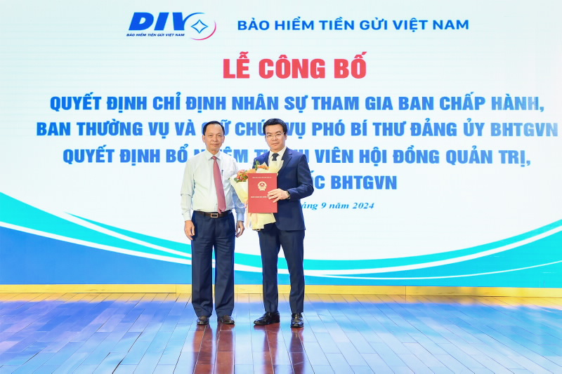 SBV First Deputy Governor Dao Minh Tu hands over the Appointment Decision to Mr. Dang Duy Cuong